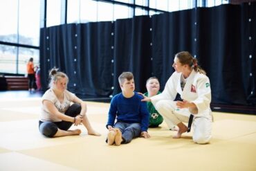 Dzieci i instruktorka karate